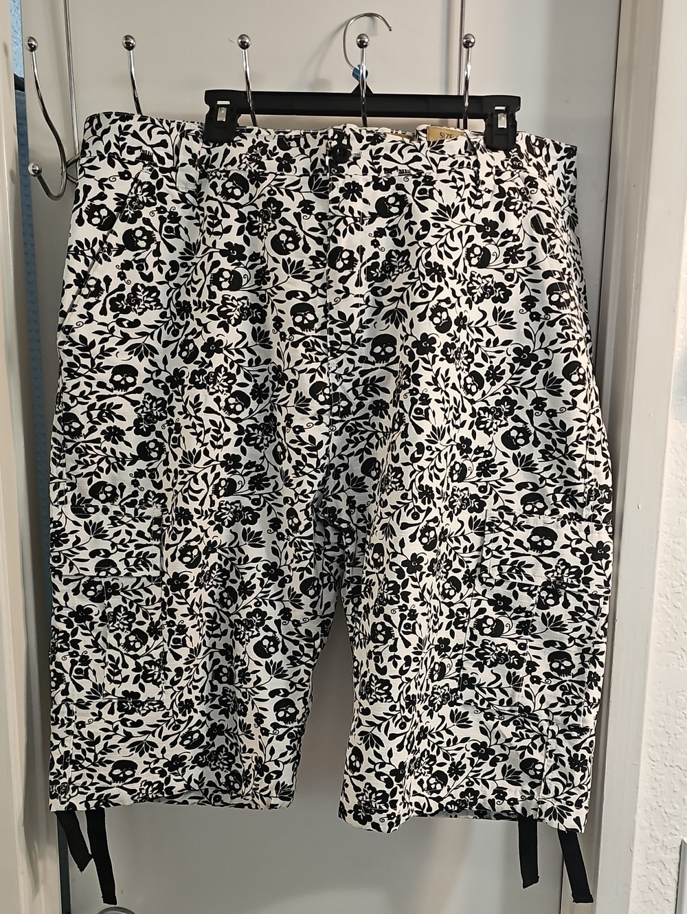 Men's Black & White Floral Skull Cargo Shorts
